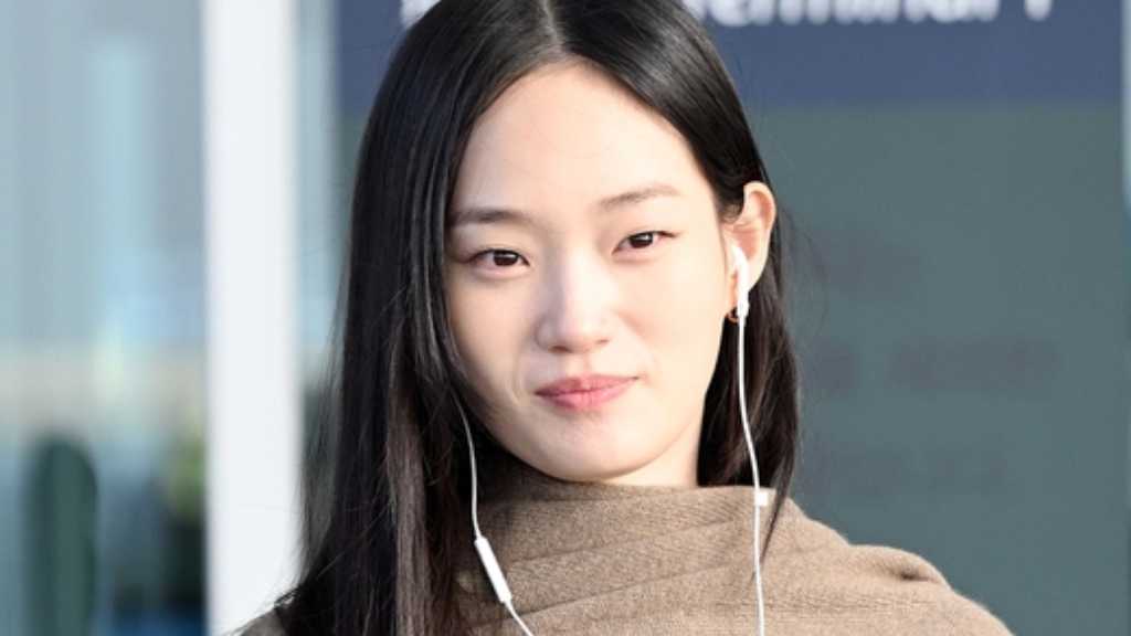 Model Shin Hyun-ji flew to Paris for a fashion show, joined by TWICE's Mina and Chaeyoung, and EXO's Xiumin at the 'rokh H&M' event.
