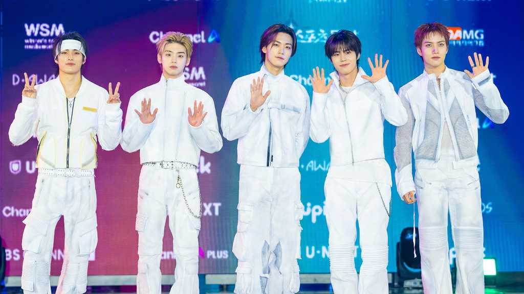 82MAJORが「第2回 D Awards」のレッドカーペットに登場。ENHYPENのヒスンとaespaのKARINAが人気賞を受賞。