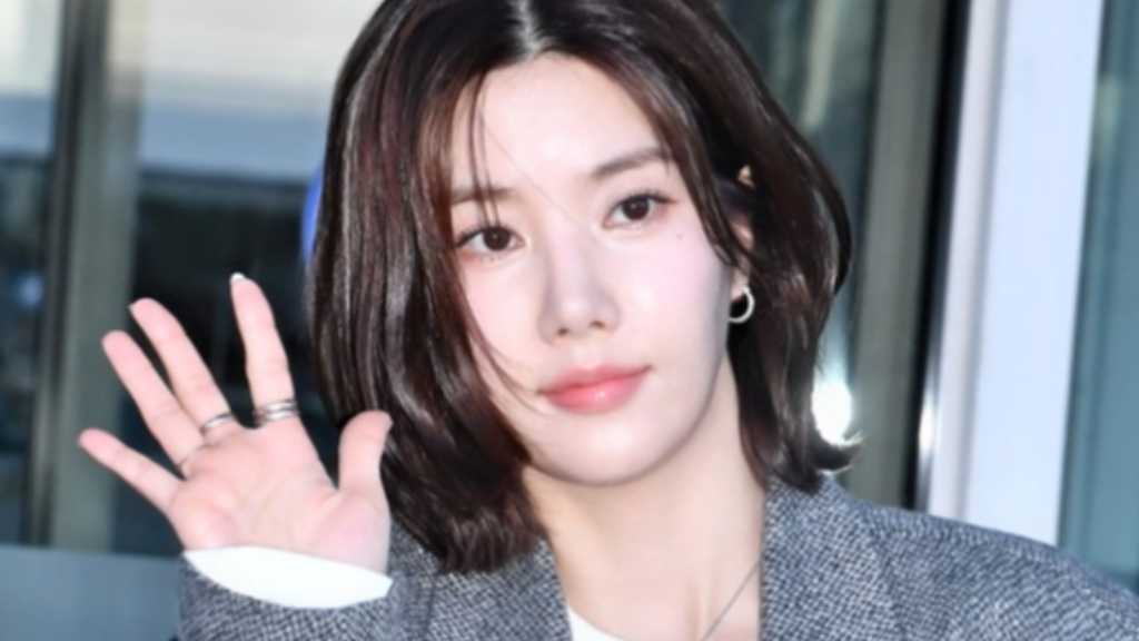 Kwon Eunbi from IZ*ONE leaves Incheon Airport for an overseas schedule and covers all costs for her brother's wedding.