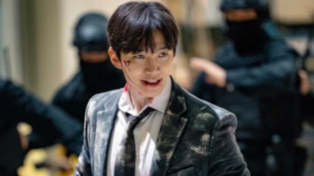 Netflixの新作「CASHERO」は、サラリーマンが現金を持つことで超能力を得るヒーロー物語。サンウンと仲間たちの葛藤が描かれる。