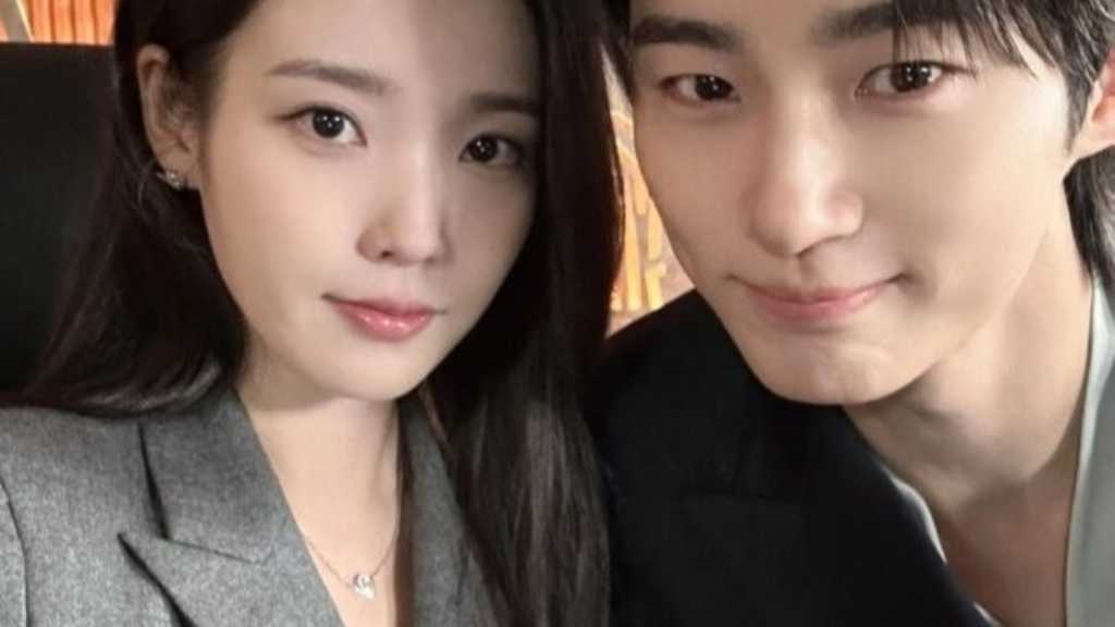 IUがビョン・ウソクとのツーショットをSNSに公開し、ドラマ「21世紀の大君夫人」の撮影現場での甘い雰囲気を披露。