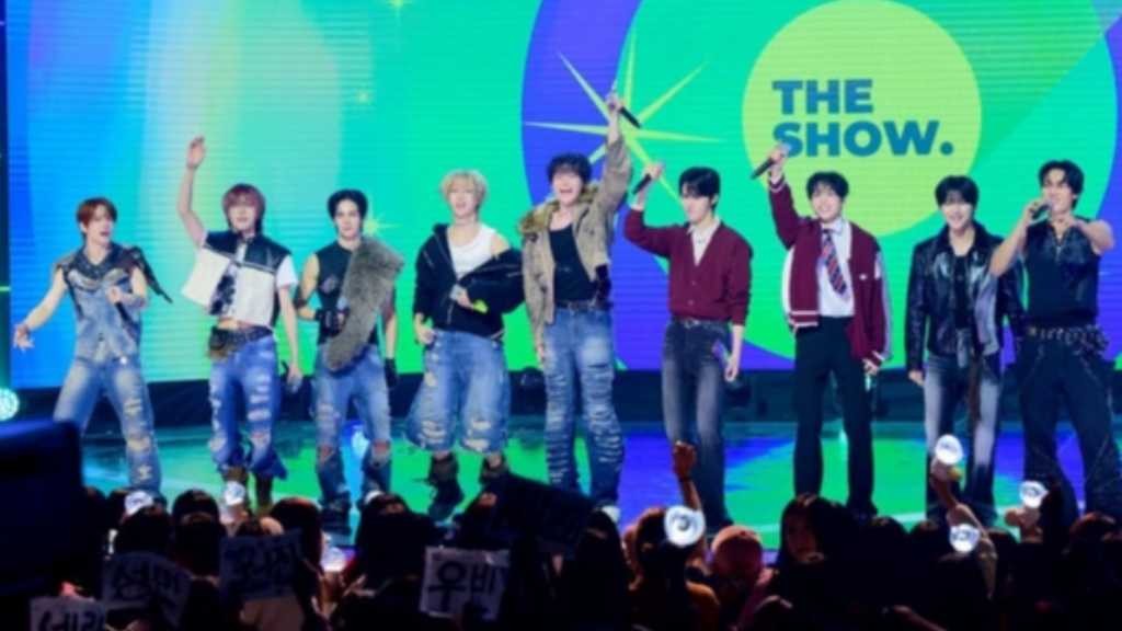 CRAVITY took first place on SBS MTV’s "THE SHOW" at SBS Prism Tower in Seoul. The broadcast also featured several other artists.