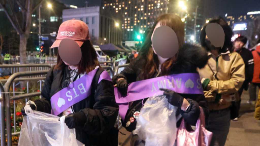 BTSの公演後、ARMYが自発的にゴミを収集し、成熟したファン文化を示した。公演は光化門で行われ、メンバーが約3年ぶりに集結。