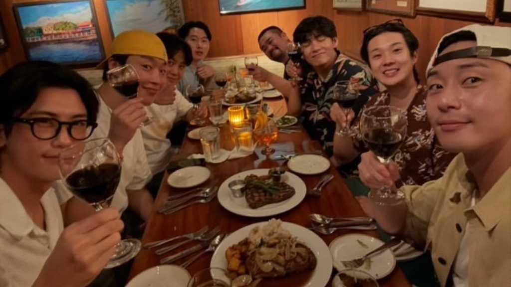 BTSのVがウガファミリーとのハワイ旅行の写真を公開。親友たちと楽しい時間を過ごし、ファンも喜ぶ様子。