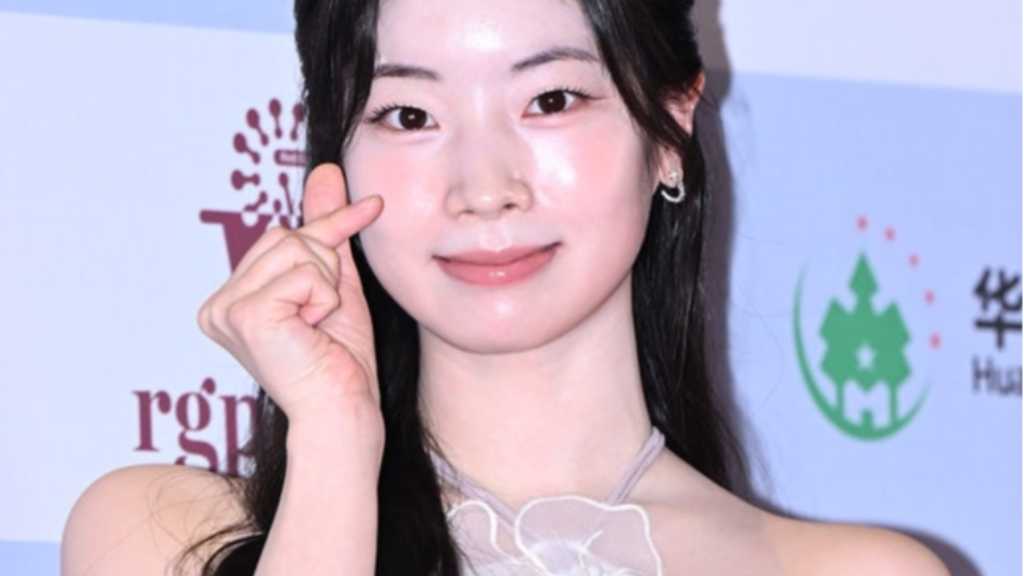 Stars including TWICE's Dahyun attended the 2025 Seoul International Film Awards, where they celebrated film and friendship.