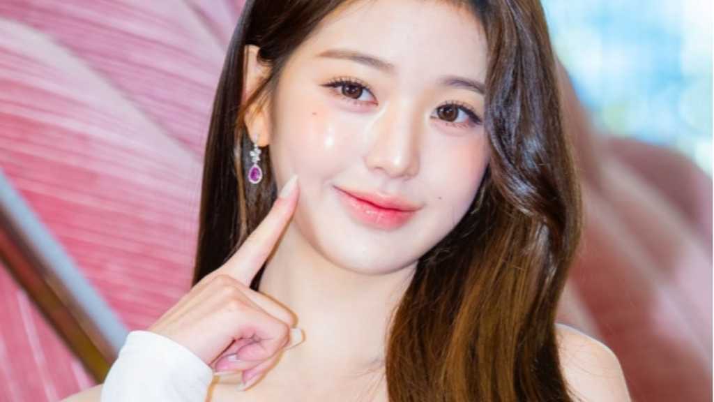 On the morning of the 8th, IVE's Wonyoung attended the opening event of the Medicube store in Seoul's Seongsu-dong.