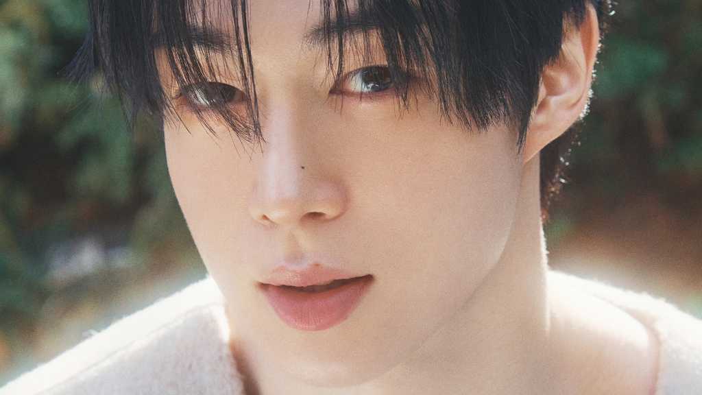 Dawon of SF9 returns from military service, expresses gratitude to fans, and shares future ambitions during a live stream.