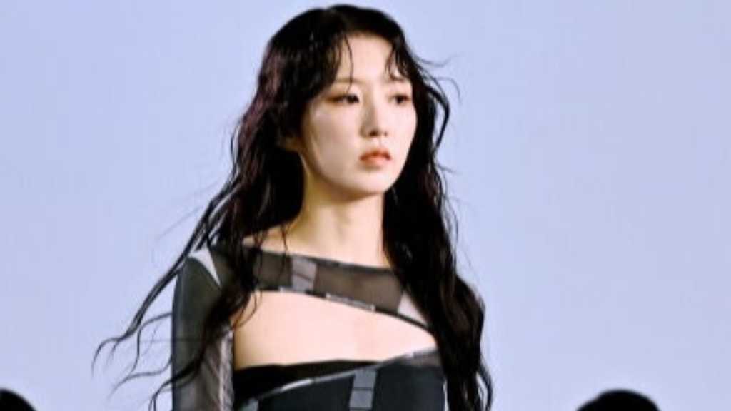 At Seoul Fashion Week, LIGHTSUM's Ju-hyun and Cho-won walked the runway, marking a milestone for the group with their first unit.