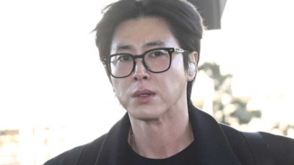 Yunho of TVXQ departs Incheon for overseas schedule; new variety show with him and Leeteuk to air in Japan from March.