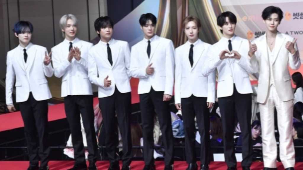 NCT DREAM and 35 other artists attend the 2025 SBS Music Awards red carpet in Incheon, featuring special performances and collaborations.