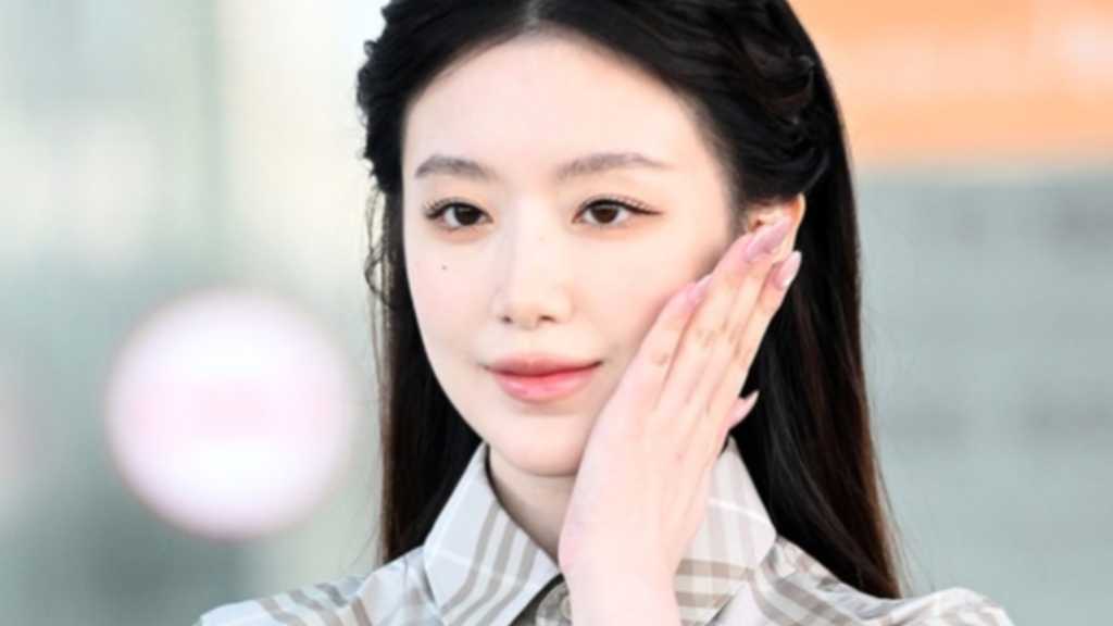 i-dle's Shuhua left for the UK on the 21st. She was selected as an MC for 'ACON 2025' and shared stunning recent photos.