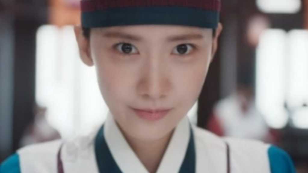ユナ主演のドラマ「暴君のシェフ」が視聴率最高記録を更新。彼女は料理対決での知恵を見せ、魅力的なヒロインを演じている。