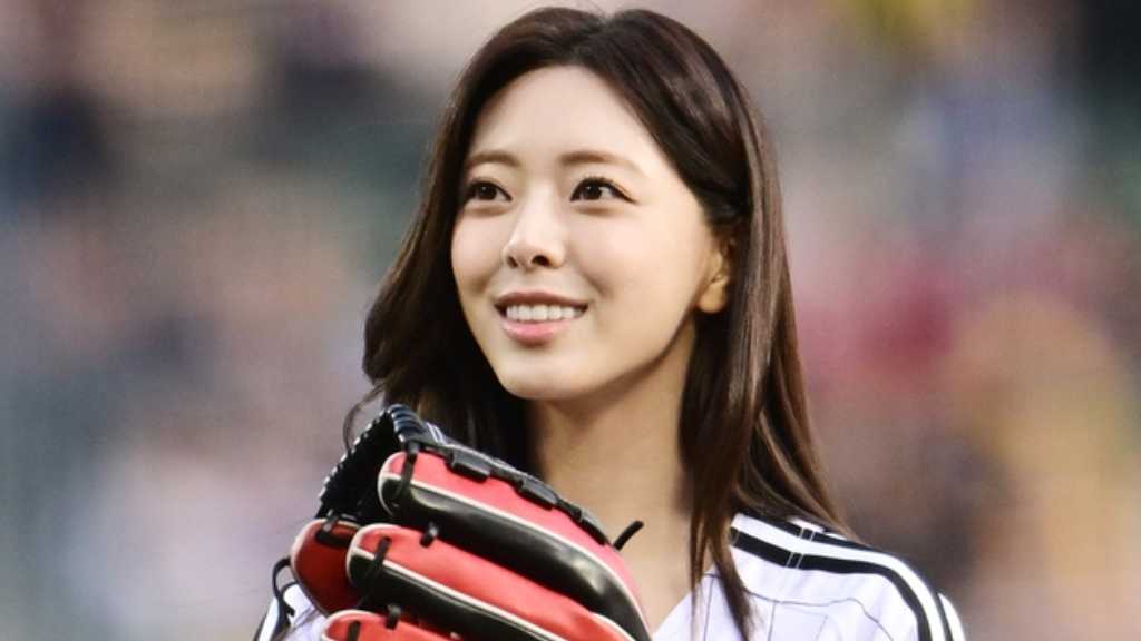 ITZY's Yuna participated in the first pitch at a KBO game. She also released her solo debut and received support from members and Jinyoung.