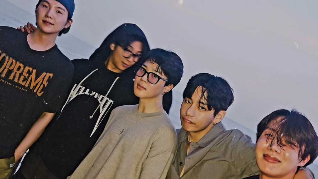 BTSのジミンがメンバーと楽しい時間を過ごし、写真をInstagramに投稿。来年春のカムバックを準備中。