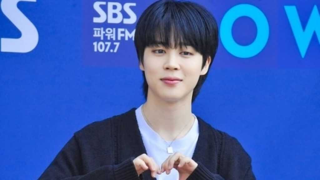 BTSのジミンがメキシコ公演中、涙を流す幼いファンに帽子をプレゼントし、感動的な瞬間が話題に。