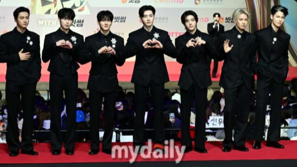 ENHYPEN appeared on the red carpet for the 2025 SBS Music Awards, featuring 36 artists including NCT, Stray Kids, and ITZY.