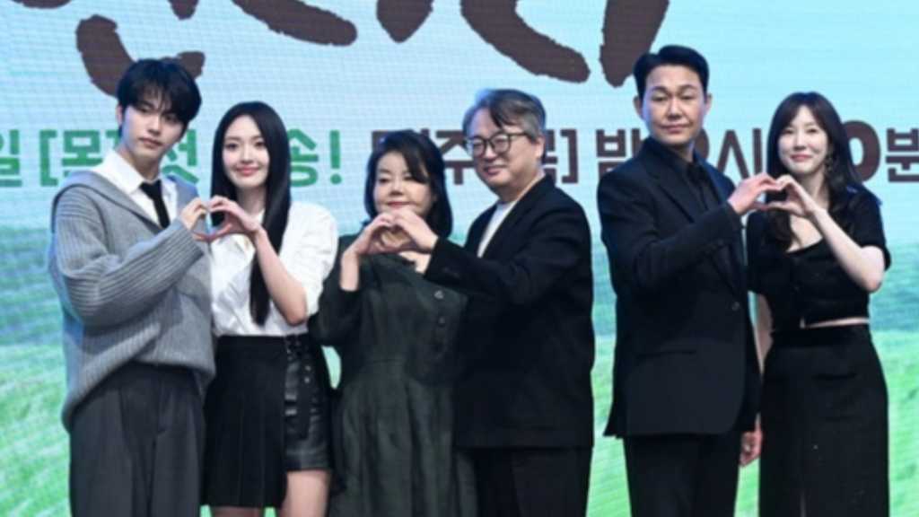 KBS 2TV's new series 'Urban Manager Goes to Countryside' held a press event with stars Park Sung-woong and Lee Soo-kyung in attendance.