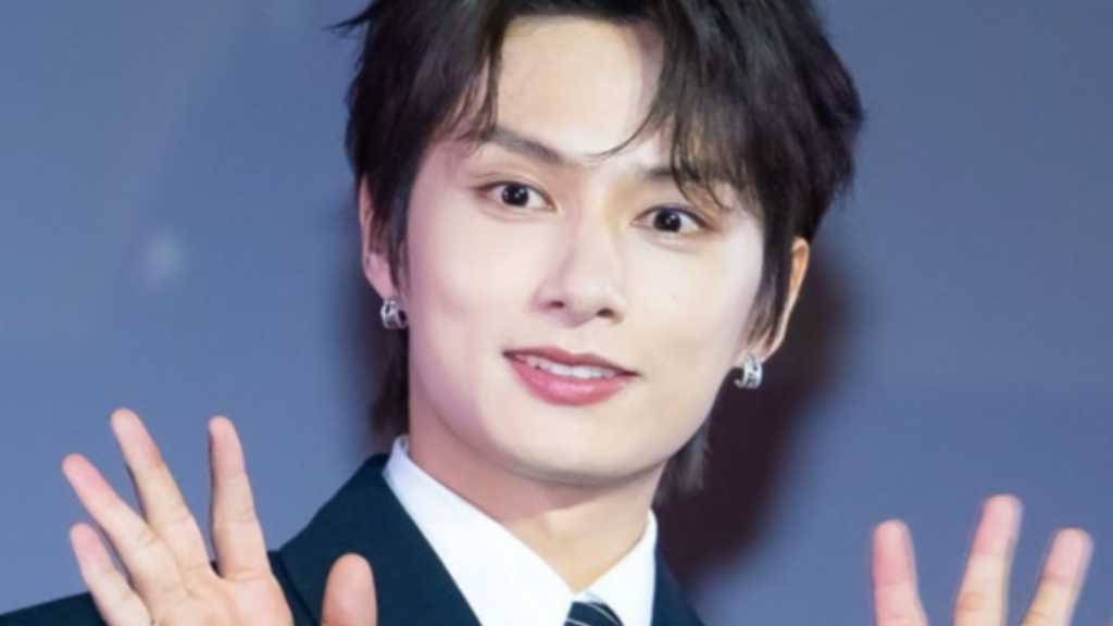 The 30th Busan International Film Festival opened with a screening of 'Shadows Edge,' featuring Leon Carvey, SEVENTEEN's Jun, and director Larry Yang.