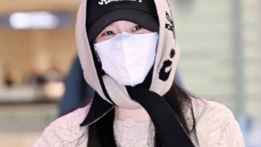 BLACKPINKのジスが海外スケジュールを終え、仁川国際空港に帰国。Netflixドラマでの初挑戦が期待されている。