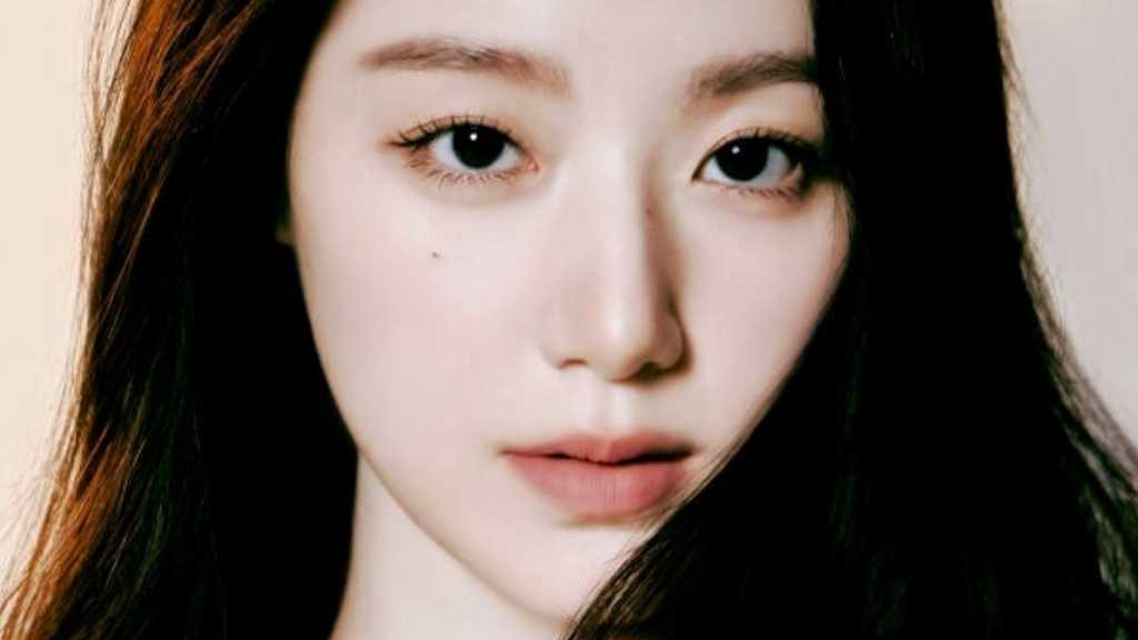 Shuhua from i-dle makes her film debut in 'Happy and Joyful Days,' portraying a lively character whose life changes after finding a stray cat.