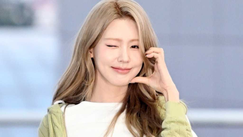 Miyeon of (G)I-DLE left Incheon Airport for overseas. She will perform at Tokyo Girls Collection on March 14 and bought a luxury condo.