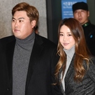 【PHOTO】リュ・ヒョンジン＆ペ・ジヒョン夫妻、韓国に入国…新婚のような微笑ましさ