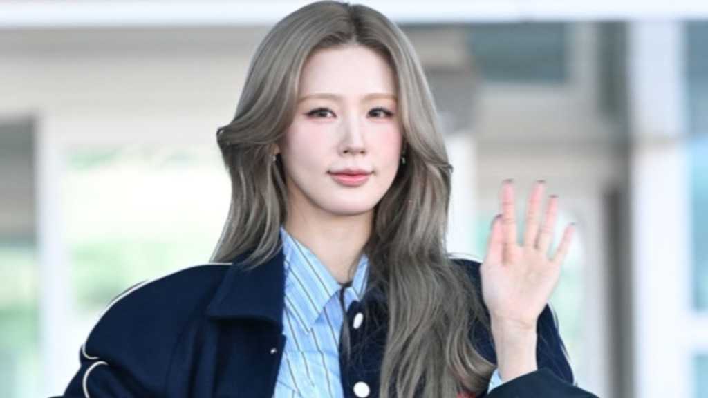 Miyeon of i-dle departs from Incheon Airport for an overseas schedule, reflecting on her growth and recent changes in her career.