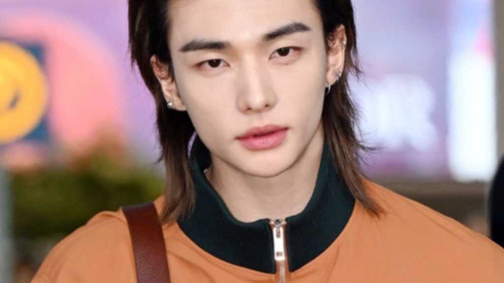 Stray Kidsのヒョンジンがパリ・ファッションウィークに出席するため出発。ミンギュや横浜流星も参加。