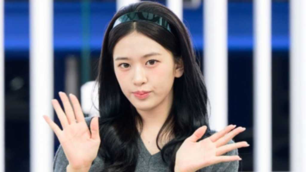 IVE’s Yujin left for Paris via Incheon International Airport to attend Fashion Week. New album and Annyoongz exhibition news was also announced.