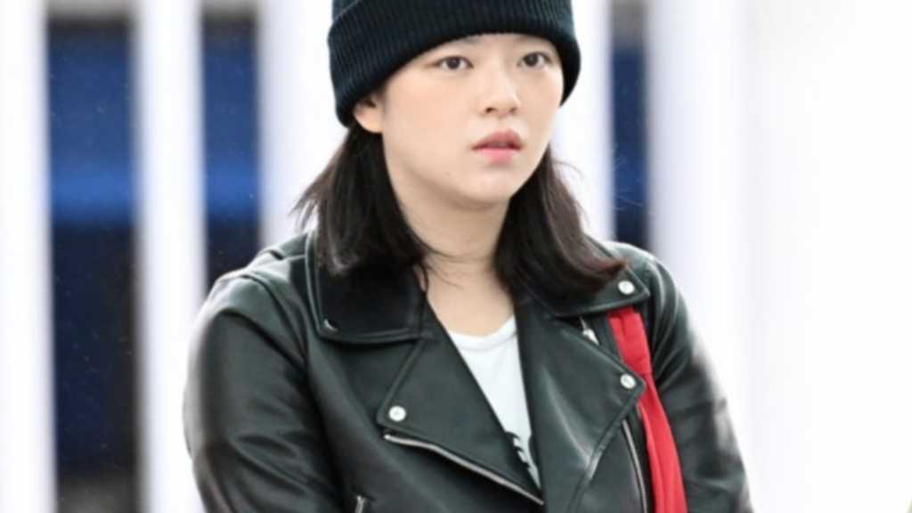 On the 10th, TWICE departed for Singapore for their world tour. Joonyoung will miss the Philippines concert due to health issues.