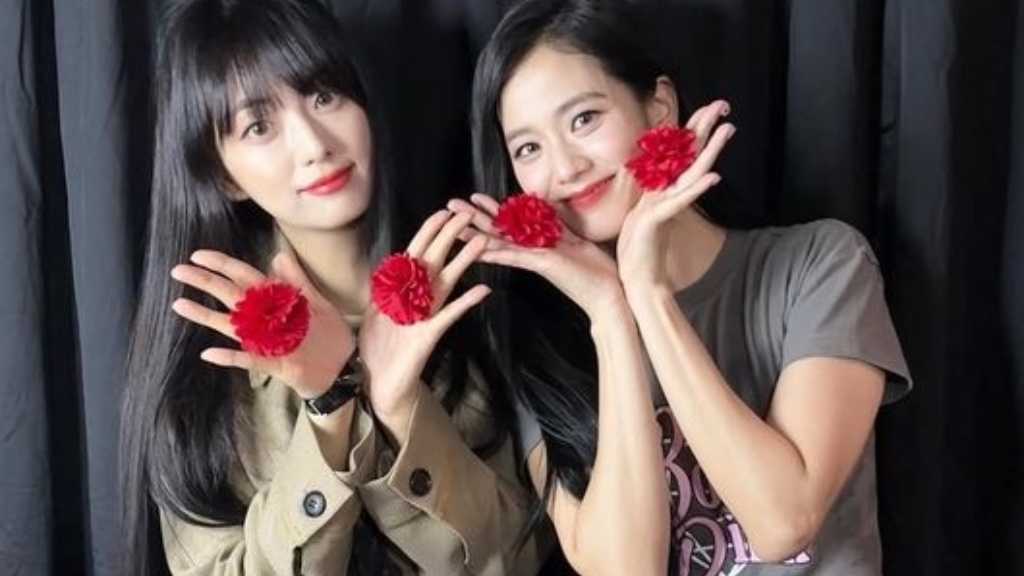 BLACKPINKのジスの姉、キム・ジユンがバラエティ「スーパーセラー」に出演。彼女は美貌とトークで注目され、成長を目指す。