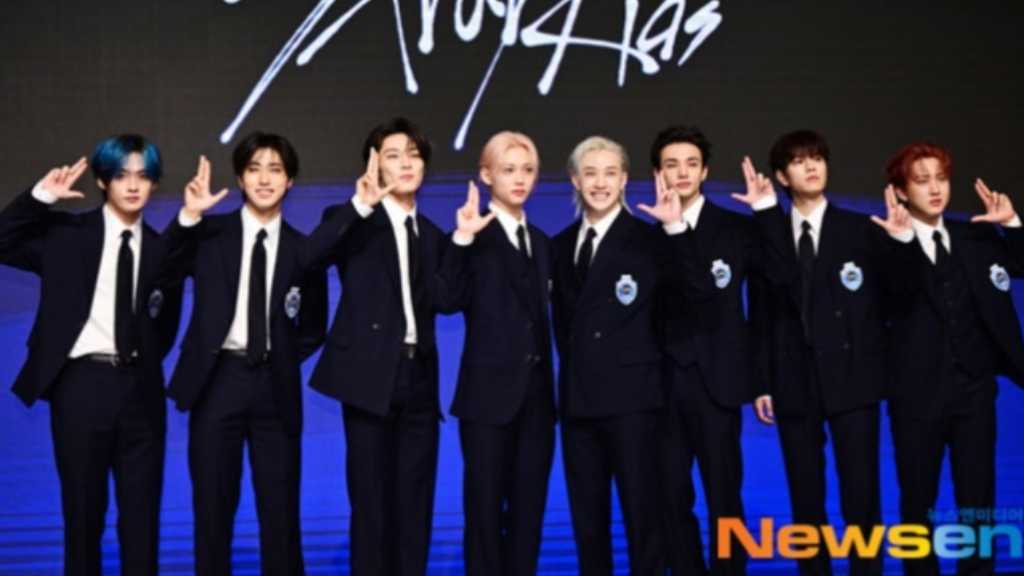 Stray Kids returns to Korea, releasing their 4th album "KARMA" and celebrating with a press conference and new music video for "CEREMONY."
