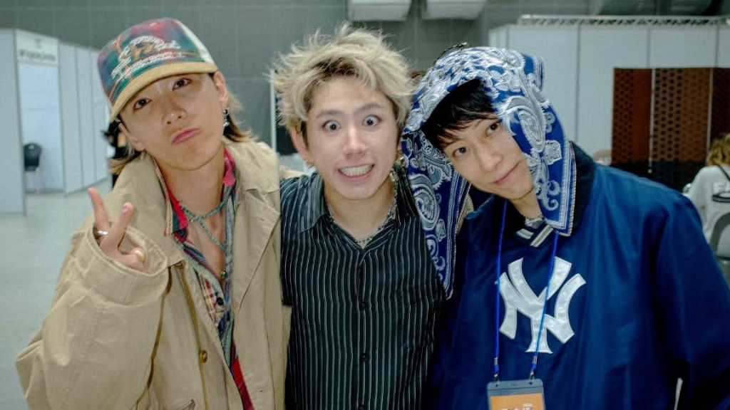 FTISLAND’s Lee Hong-gi reunited with ONE OK ROCK’s Taka and UVERworld’s Takuya∞, sharing his gratitude for the cross-border music moment.