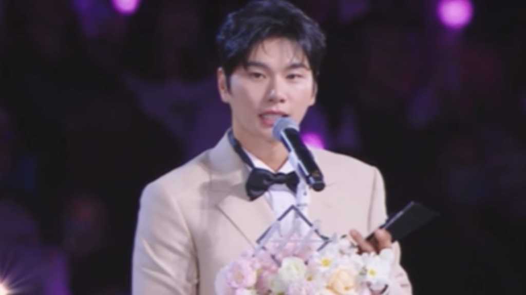 Actor Lee Ik-kyung publicly addresses personal rumors after winning an award, expressing gratitude and vowing to take legal action against false claims.