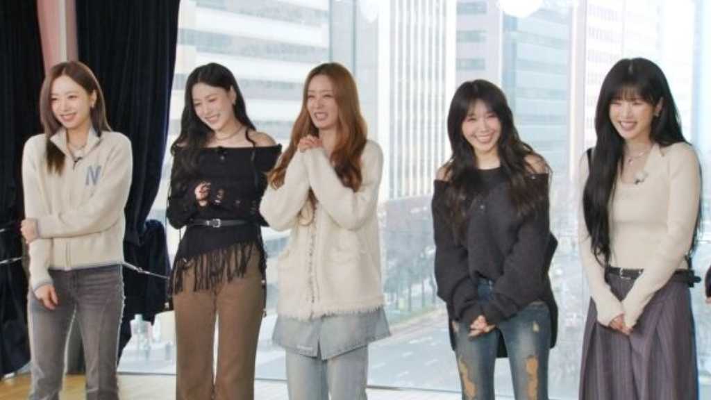 Apink appears on Running Man for the first time in 7 years, showcasing their variety skills in a gold bag chase game.