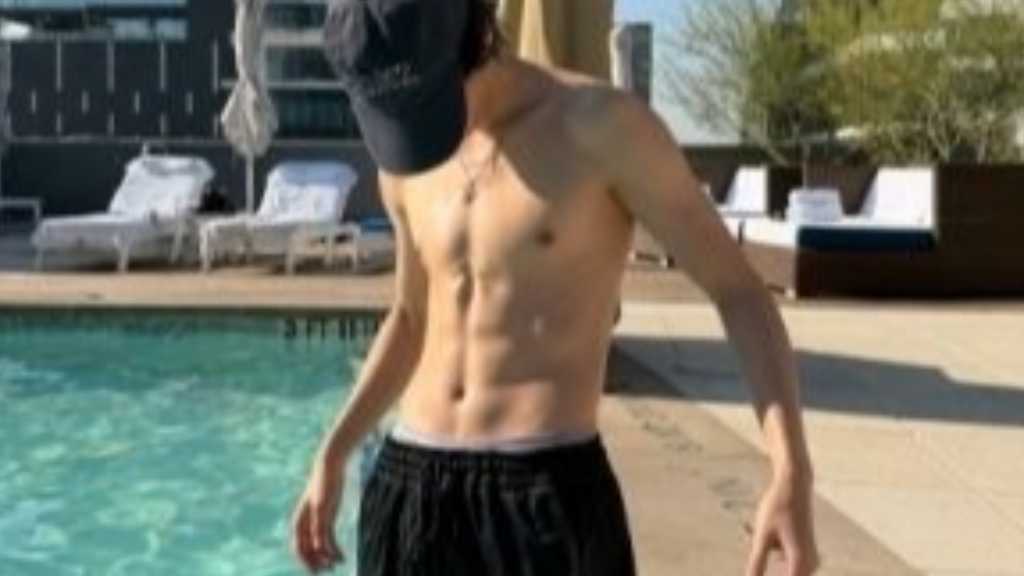 Anton from RIIZE impresses fans with his perfect physique in recent Instagram photos, showcasing his muscular build and mature charm.
