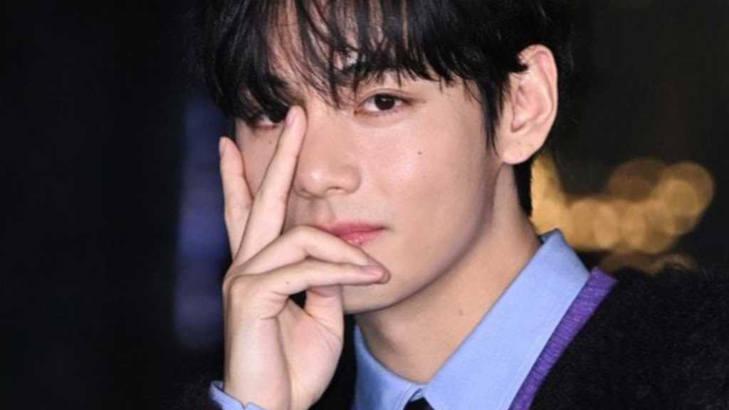 BTS's V becomes the first Korean male celebrity to surpass 70 million Instagram followers, achieving this milestone in just 4 years.