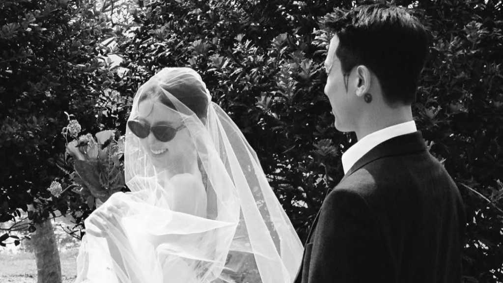 音楽プロデューサーのビビアンがKUSHとの結婚を祝福し、愛の瞬間を振り返った。2人は約9年の交際を経て結婚。