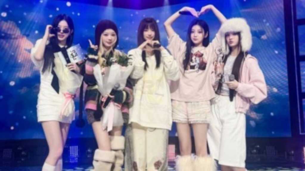 ILLIT wins their first trophy on KBS's Music Bank with 'NOT CUTE ANYMORE', thanking fans and staff for their support.