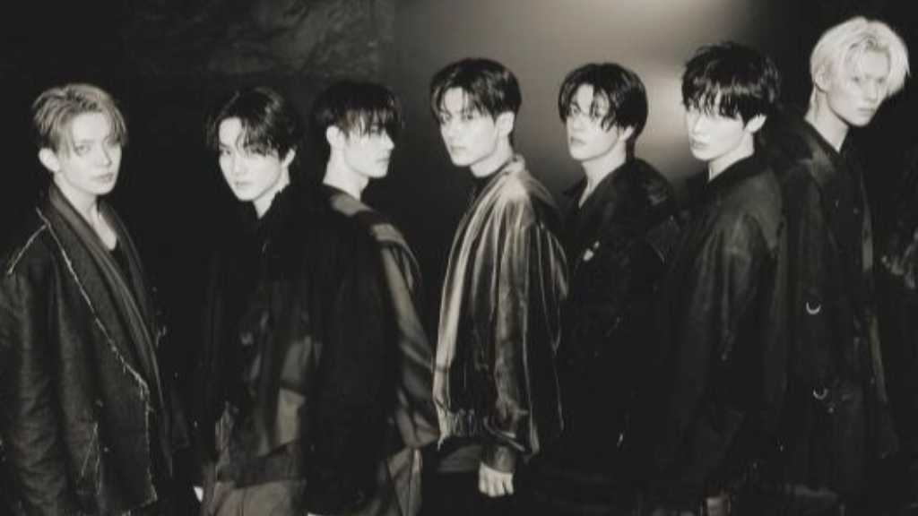 ENHYPEN reflects on past achievements and sets ambitious goals for the future, including a focus on their vampire concept and upcoming album.