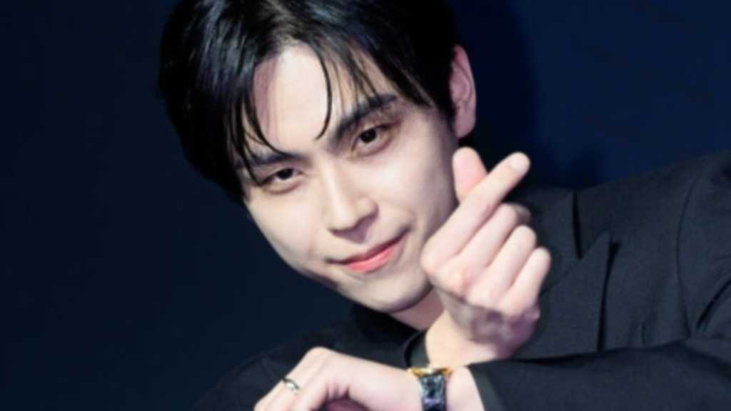 俳優キム・ドフンがaespaのKARINAに触れた疑惑を否定。手を触ったのではなく、自分の指を掻いていたと釈明。