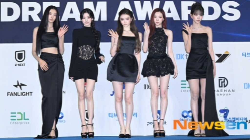 MEOVV walked the blue carpet at the 2026 K-WORLD DREAM AWARDS, which featured many top K-pop artists.