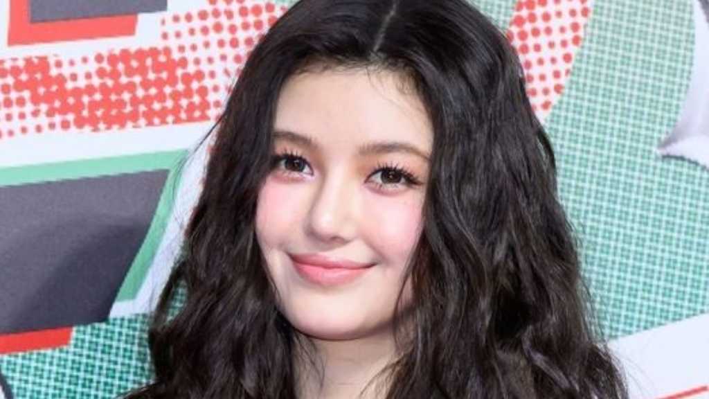 NewJeansのダニエルが練炭奉仕に参加し、温かい心を見せた。ファンからは彼の姿に感動の声が寄せられた。