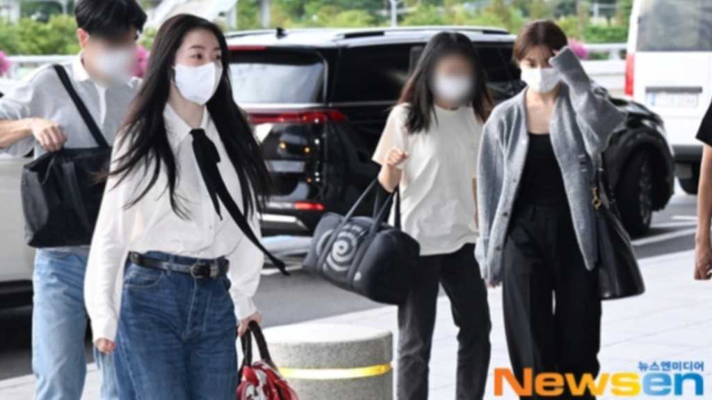 Red Velvet's Irene and Seulgi flew to Japan for their first solo concert tour, '2025 IRENE & SEULGI Concert Tour [BALANCE]'.