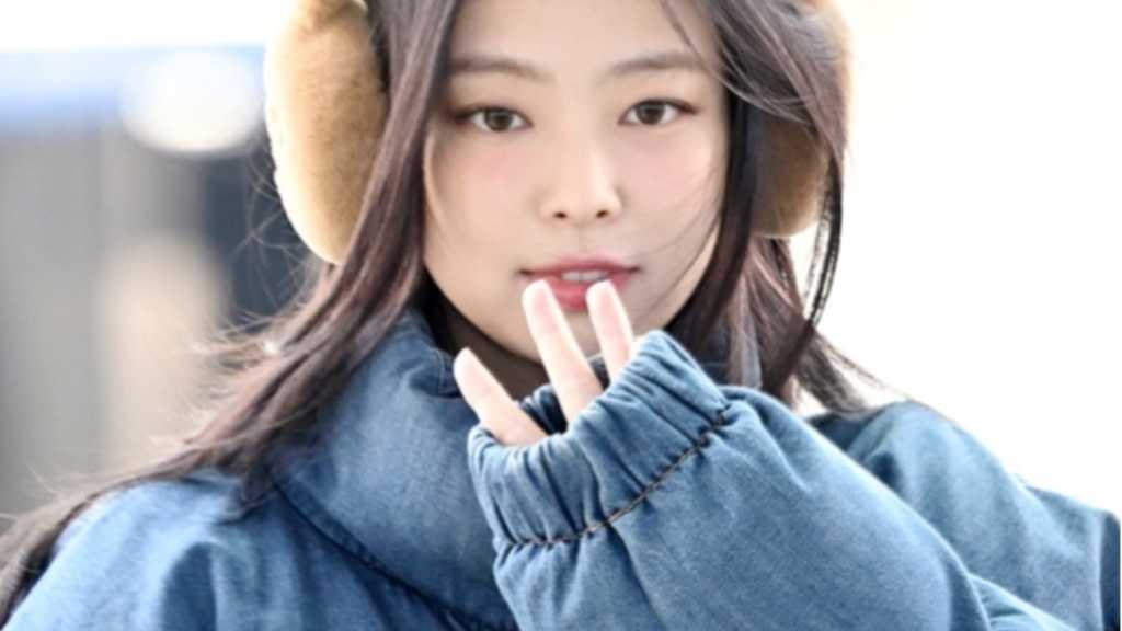 BLACKPINK ジェニー、雑誌「ELLE」2月号の表紙に登場…腹筋＆くびれに注目 - Kstyle