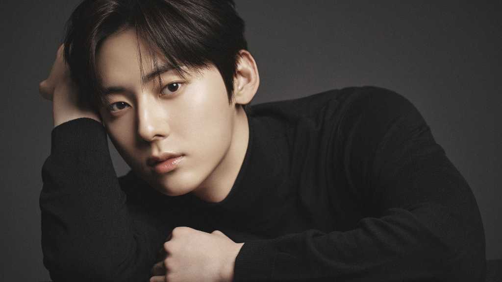 ファン・ミンヒョンが東京でファンミーティング「UTOPIA」を開催。ソロ活動と俳優業を両立し、再会を楽しみにするファンとの理想的な空間を提供。