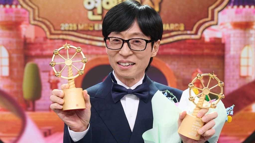 2025 MBC放送芸能大賞でユ・ジェソクが大賞を受賞。バラエティ番組「新人監督キム・ヨンギョン」が6冠を達成。