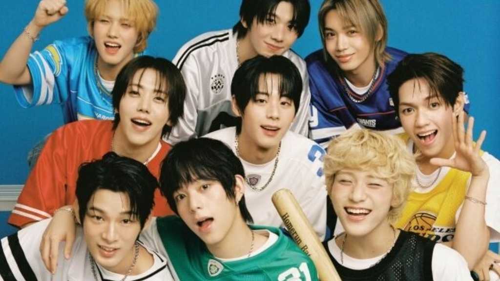 AHOFがファッションマガジン「COSMOPOLITAN SHINE」の表紙を飾り、スポーツテーマのグラビアを公開。次のアルバムへの期待も語った。