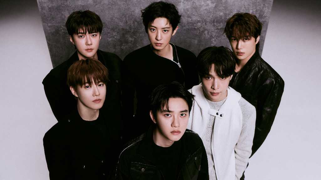 EXOが8thアルバム「REVERXE」を19日にリリース。タイトル曲「Crown」はハードダンス曲で、歌詞には守る決意が込められている。