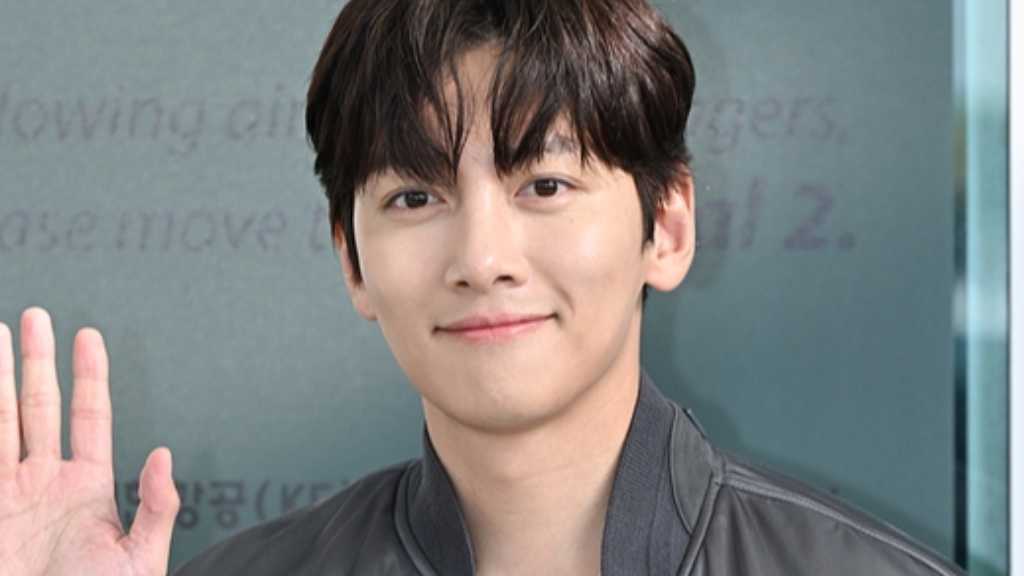 Ji Chang-wook departs for Paris fashion show. He will hold a fan meeting in Japan this Christmas and stars in Disney+'s "Fabricated City."